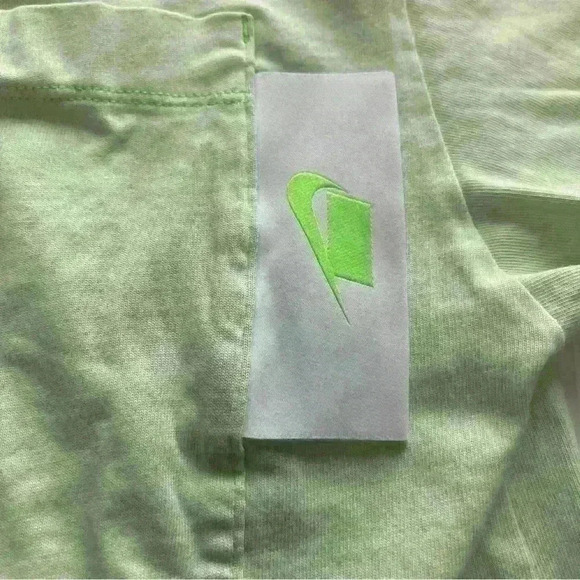 Nike cropped lime green t shirt with front pocket tag detail Rare! Size small - Picture 2 of 4